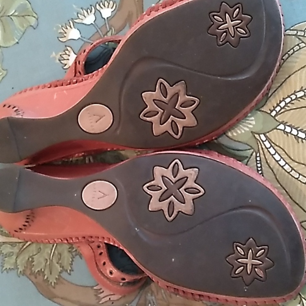 Clarks Pink Perforated Sandals - Picture 4 of 6